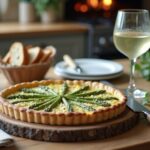 Rezeptidee Wein zum Essen rühlingsquiche mit grünem Spargel & Ziegenkäse, serviert mit einem Glas Chenin Blanc