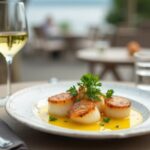 Rezeptidee Wein zum Essen Gebratene Jakobsmuscheln mit Zitronen-Butter-Sauce, serviert mit einem Glas Chenin Blanc