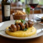 Rezeptidee Wein zum Essen Gegrillte Pilz-Spieße mit Polenta & Kräuterbutter, serviert mit einem Glas Blaufränkisch