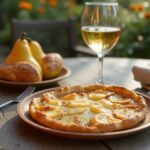Rezeptidee Wein zum Essen Karamellisierte Birnen-Tarte mit Ziegenkäse & Honig, serviert mit einem Glas Vouvray