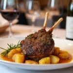 Rezeptidee Wein zum Essen Lammkarree mit Rosmarin & Knoblauchkartoffeln, serviert mit einem Glas Blaufränkisch