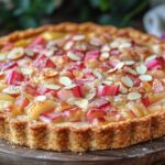 Rezeptidee Wein zum Essen Rhabarber-Tarte mit Vanillecreme & Mandeln, serviert mit einem Glas Riesling