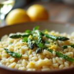 Rezeptidee Wein zum Essen Cremiges Spargel-Risotto mit Parmesan und Zitronenzeste, serviert mit einem Glas Weißwein
