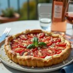 Rezeptidee Wein zum Essen Tomaten-Tarte mit Ricotta & Kräutern, serviert mit einem Glas Rosé aus der Provence