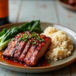 Rezeptidee Wein zum Essen BBQ-Schweinebauch mit asiatischer Marinade, serviert mit Reis, Gemüse und Grenache