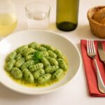 Rezeptidee Wein zum Essen Selbstgemachte Bärlauch-Gnocchi mit Zitronenbutter und Weißwein