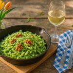 Rezeptidee Wein zum Essen Bärlauch-Käse-Spätzle mit Walnüssen in rustikaler Pfanne mit Weißwein