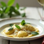 Rezeptidee Wein zum Essen Bärlauch-Ravioli mit Salbeibutter und einem Glas Sauvignon Blanc