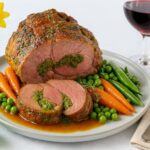 Rezeptideen Wein zum Essen Gefüllte Osterlammkeule mit jungem Gemüse und einem Glas Rotwein