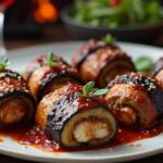 Rezeptidee Wein zum Essen Auberginenröllchen mit Ricotta-Füllung, überbacken in Tomatensauce, serviert mit Nero d’Avola auf mediterranem Tisch