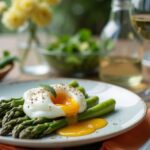 Rezeptidee Wein zum Essen Grüner Spargel mit pochiertem Ei und Trüffelöl, serviert mit Chardonnay