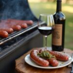 Rezeptidee Wein zum Essen Chorizo a la Parrilla mit Chimichurri, serviert mit Malbec