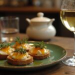 Rezeptidee Wein zum Essen Ziegenkäse-Crostini mit Honig und Thymian und einem Glas Sauvignon Blanc