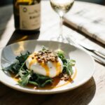 Rezeptidee Wein zum Essen Burrata mit gelber Paprika-Vinaigrette, Kerntopping und ein Glas Chenin Blanc