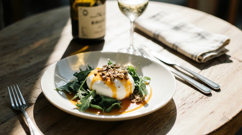 Rezeptidee Wein zum Essen Burrata mit gelber Paprika-Vinaigrette, Kerntopping und ein Glas Chenin Blanc