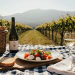 Rezeptidee Wein zum Essen Fregola-Salat mit Kirschtomaten und ein Glas Gavi di Gavi