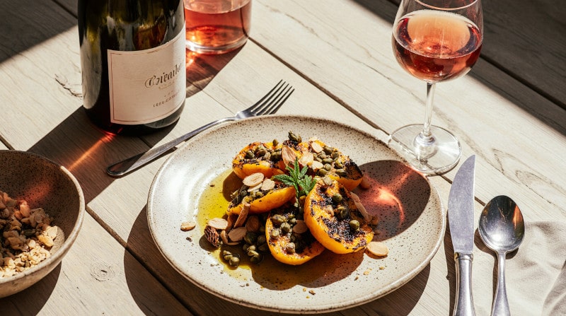 Rezeptidee Wein zum Essen Gegrillte Paprika mit Kapern, Mandeln & Thymianöl, serviert mit Roséwein