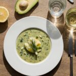 Rezeptidee Wein zum Essen Kalte Gurkensuppe mit Avocado, Dillöl und Grüner Veltliner – modern angerichtet