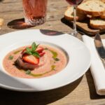 Rezeptidee Wein zum Essen Kalte Tomaten-Erdbeer-Gazpacho mit Basilikumöl und Roséwein serviert