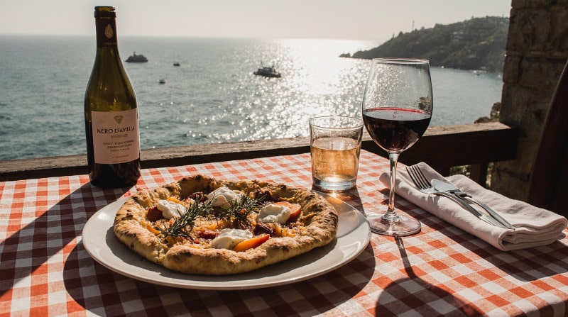 Rezeptidee Wein zum Essen Pizza bianca mit Ziegenkäse, Aprikosen & Honig mit einem Glas Rotwein