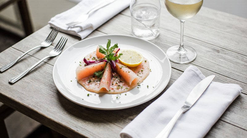Rezeptidee Wein zum Essen Thunfisch-Carpaccio mit Limette und Sesam auf modernem Teller mit einem Glas Chenin Blanc