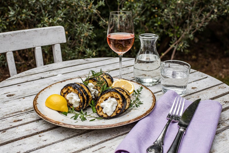 Auberginenröllchen mit Ricotta und Zitrone und Rosé de Provence, Wein aus Frankreich