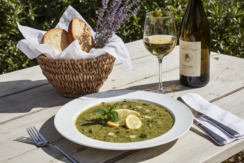 Zucchinisuppe mit Minze, Zitrone und Wein aus Frankreich