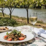 Kalter Linsensalat mit Tomaten, Oliven und Crémant de Loire, Wein aus Frankreich