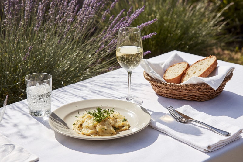 Kalt servierter Fenchelgratin mit Kräutern und Picpoul de Pinet, Wein aus Frankreich