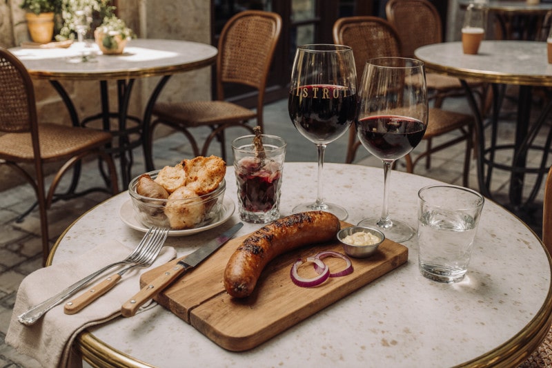 Wein zum Essen Andouillette mit Saint Nicolas de Bourgueil, französischer Bistrottisch