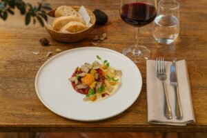 Wein zum Essen Carne cruda all’Albese mit Dolcetto d’Alba, italienische Terrasse, mediterrane Stimmung