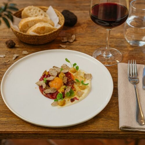 Wein zum Essen Carne cruda all’Albese mit Dolcetto d’Alba, italienische Terrasse, mediterrane Stimmung