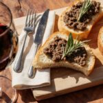 Wein zum Essen Crostini Toscani, Leber-Crostini, Rosso di Montalcino DOC, Terrassentisch, toskanische Stimmung