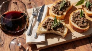 Wein zum Essen Crostini Toscani, Leber-Crostini, Rosso di Montalcino DOC, Terrassentisch, toskanische Stimmung