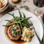 Wein zum Essen Filet Mignon de Porc, Landhausterrasse, Chinon, Kräuter