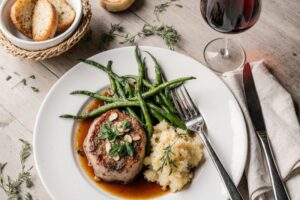 Wein zum Essen Filet Mignon de Porc, Landhausterrasse, Chinon, Kräuter