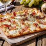 Wein zum Essen Flammekueche / Tarte flambée mit Speck, Zwiebeln & Pinot Blanc d’Alsace, französischer Gartentisch