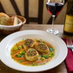 Wein zum Essen Fleischschnacka in Brühe, Möhren, Lauch & Pinot Noir d’Alsace auf französischem Terrassentisch