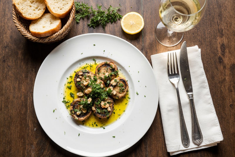 Wein aus Kalifornien: Gegrillte Kräuterseitlinge mit Petersilienöl, Walnuss-Gremolata & Chardonnay