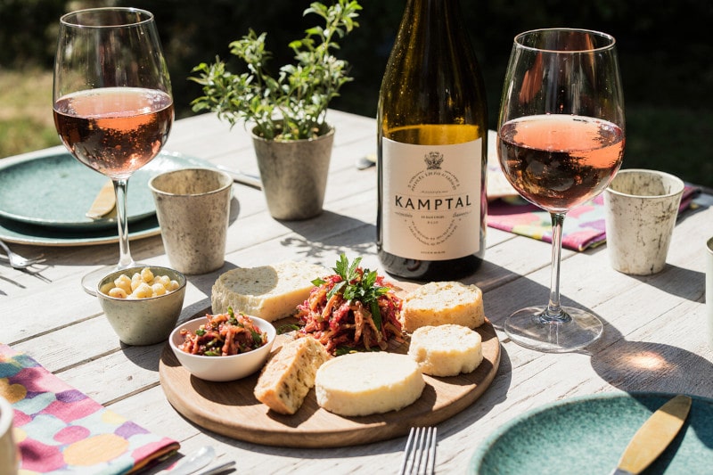 Wein zum Essen Käsevariation mit regionalem Rohmilchkäse, Kimchi-Slaw & Pet-Nat Rosé Kamptal auf mediterranem Terrasse