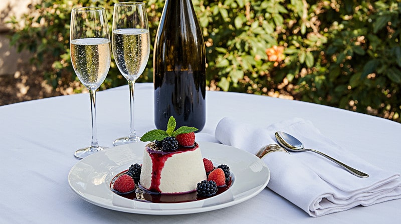 Wein zum Essen Panna Cotta, italienisches Sahnedessert, Asti Spumante DOCG, Dessertteller, mediterrane Terrasse