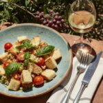 Wein zum Essen Panzanella, toskanischer Brotsalat, Vernaccia di San Gimignano DOCG, Garten, mediterraner Sommertisch