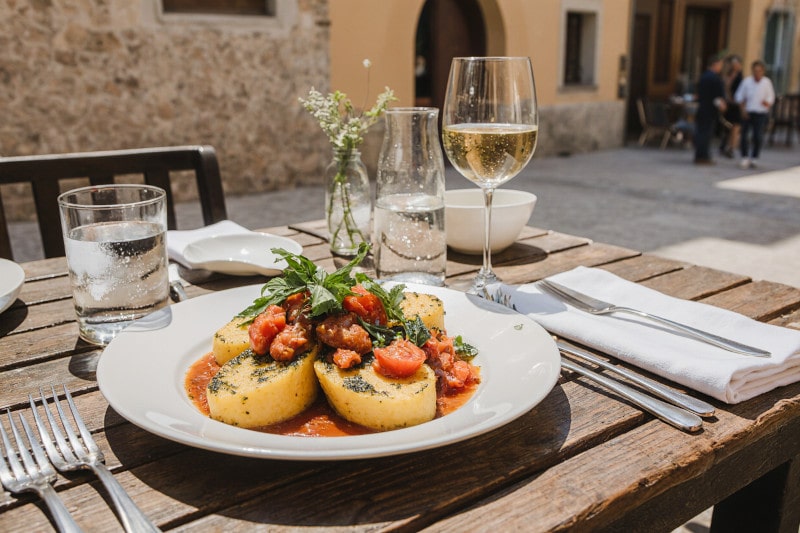 Wein aus Italien: Polenta-Schnitten mit Tomatenragout, Rucola-Pesto und Pinot Grigio aus Friaul