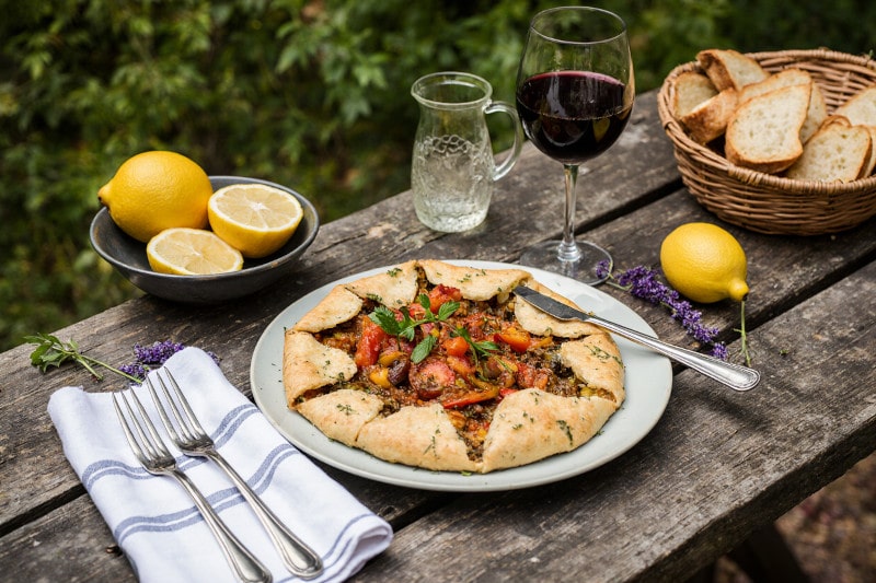 Wein aus Frankreich: Ratatouille-Galette mit Kräuterkruste, Tomatenvinaigrette & Naturwein aus Languedoc