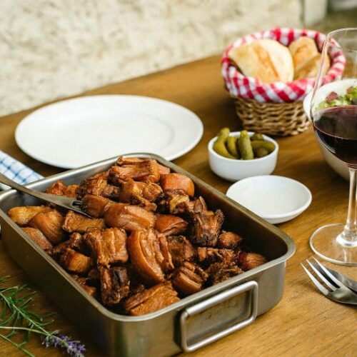 Wein zum Essen Rillons de Tours Anjou, Landhaustisch mit Rosé und Baguette