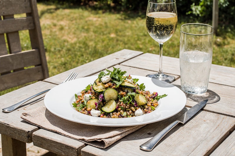 Wein aus Österreich: Sommerlicher Linsensalat mit Zucchini und Grüner Veltliner aus Kamptal