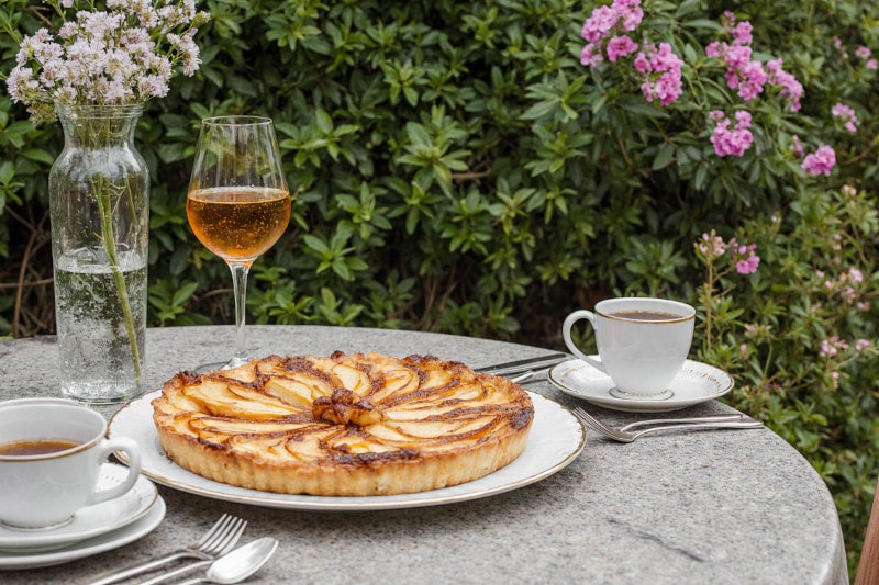 Wein zum Essen Tarte Tatin mit Vouvray und französischem Gartentisch