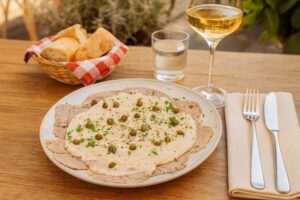 Wein zum Essen Vitello Tonnato mit Gavi di Gavi, Sommertisch, italienische Atmosphäre