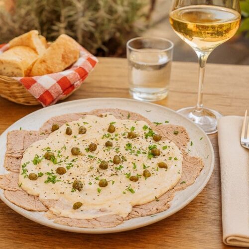 Wein zum Essen Vitello Tonnato mit Gavi di Gavi, Sommertisch, italienische Atmosphäre