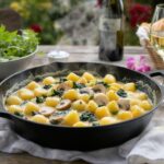 Wine with food Gnocchi mushrooms spinach, creamy gnocchi pan, Grüner Veltliner, winter garden, vegetarian feel-good meal